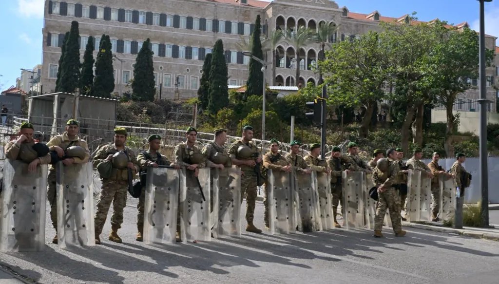 الجيش اللبناني في محيط السراي الحكومي