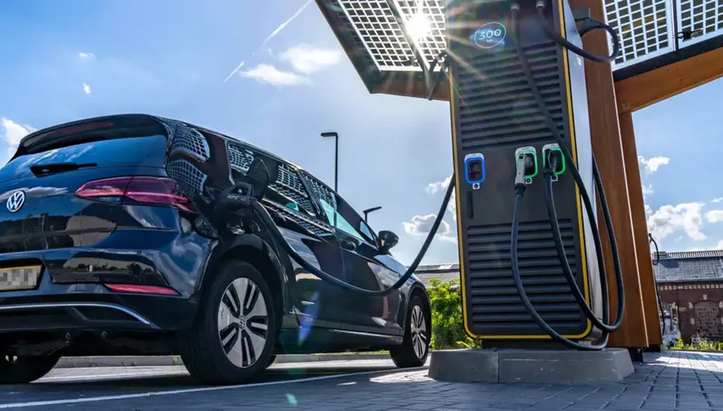 السيارات الكهربائية تقود انتعاشاً حذراً في السوق الألمانية