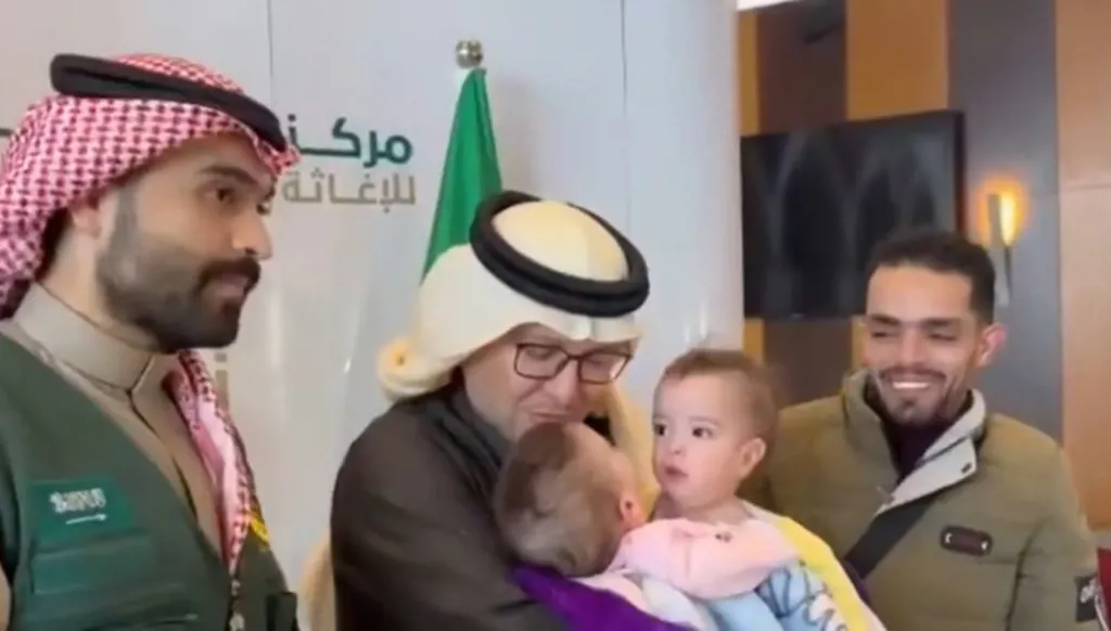 سفير السعودية لدى لبنان يحتضن التوأم السيامي السوري سيلين وإيلين قبل مغادرتهما إلى الرياض (فيديو)