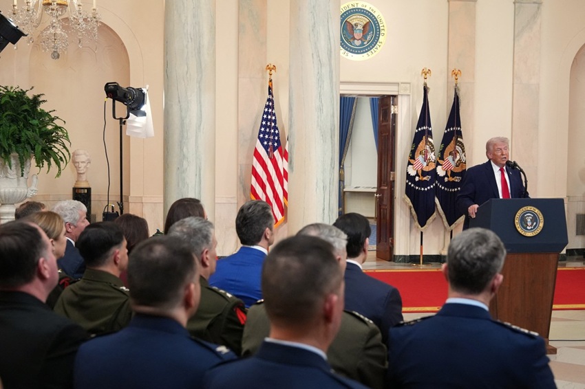 الرئيس الأميركي دونالد ترامب خلال القائه خطاباً في البيت الأبيض (أ ف ب)