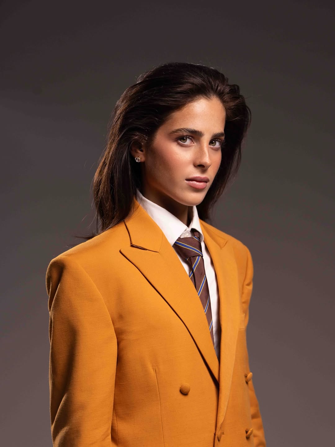 فاطمة بوش ببدلة رسمية ومكياج هوليوودي خلال جلسة تصوير خاصة (انستغرام)