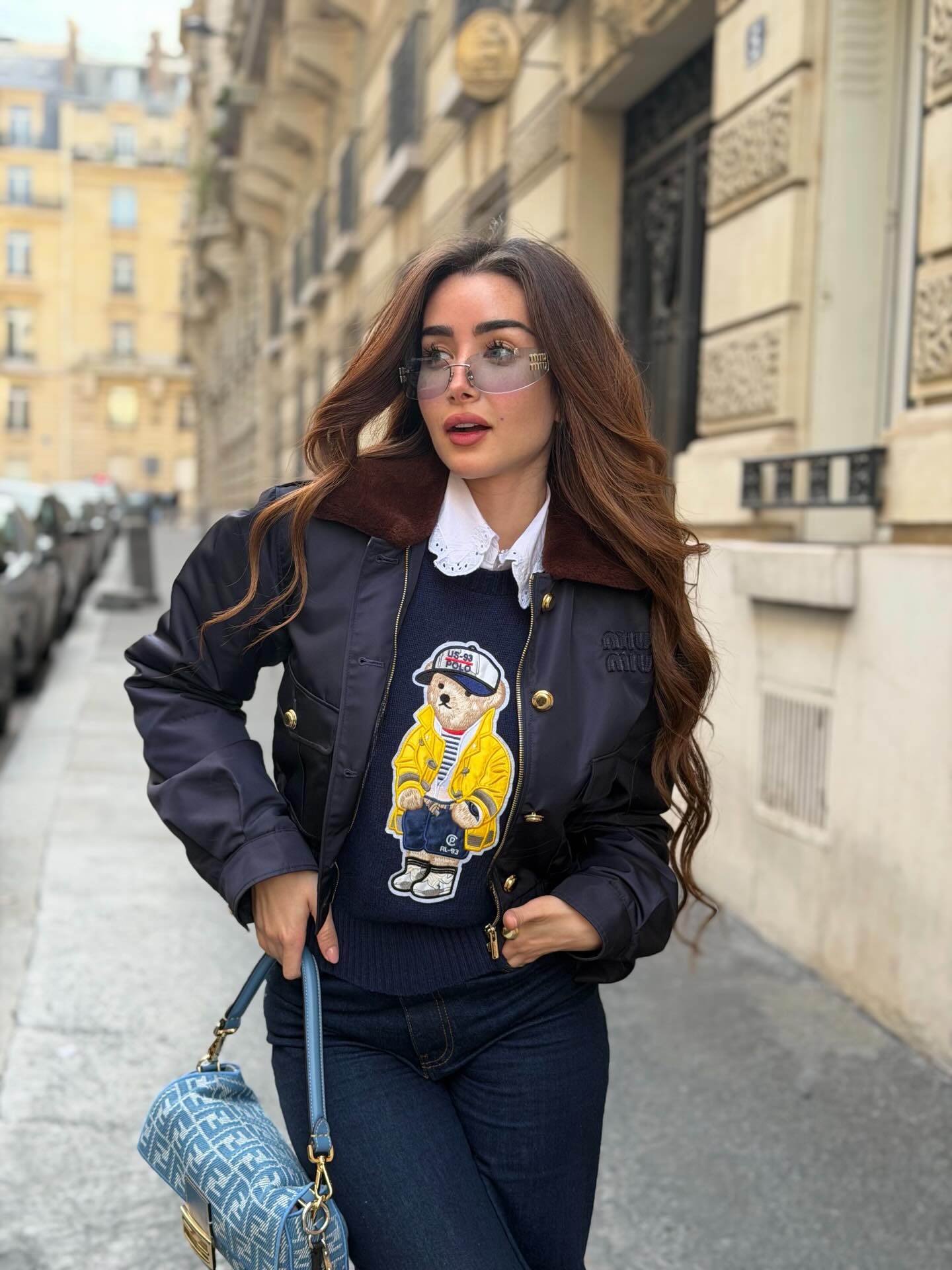 هنا الزاهد بإطلالتها الملهمة للسفر والتنقّل في شوارع المدينة (إنستغرام)