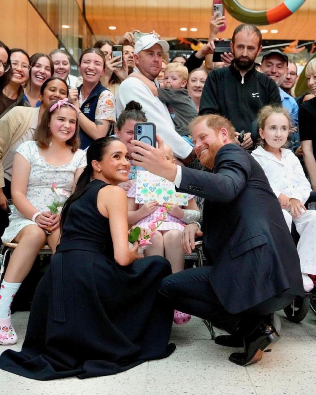 الأمير هاري وميغان ماركل في زيارتهما لمستشفى الأطفال الملكيّ (إنستغرام)