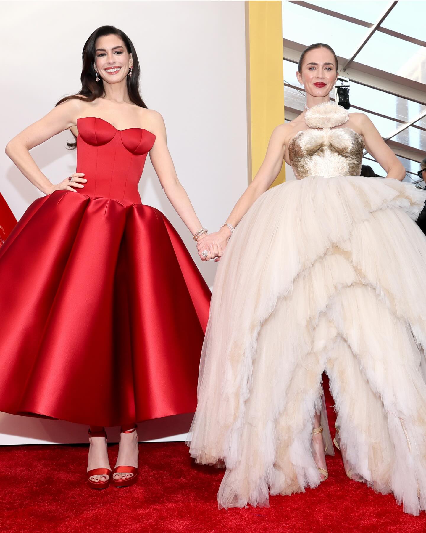 إميلي بلانت وآن هاثاواي في العرض الافتتاحي لفيلم The Devil Wears Prada 2 (إنستغرام)