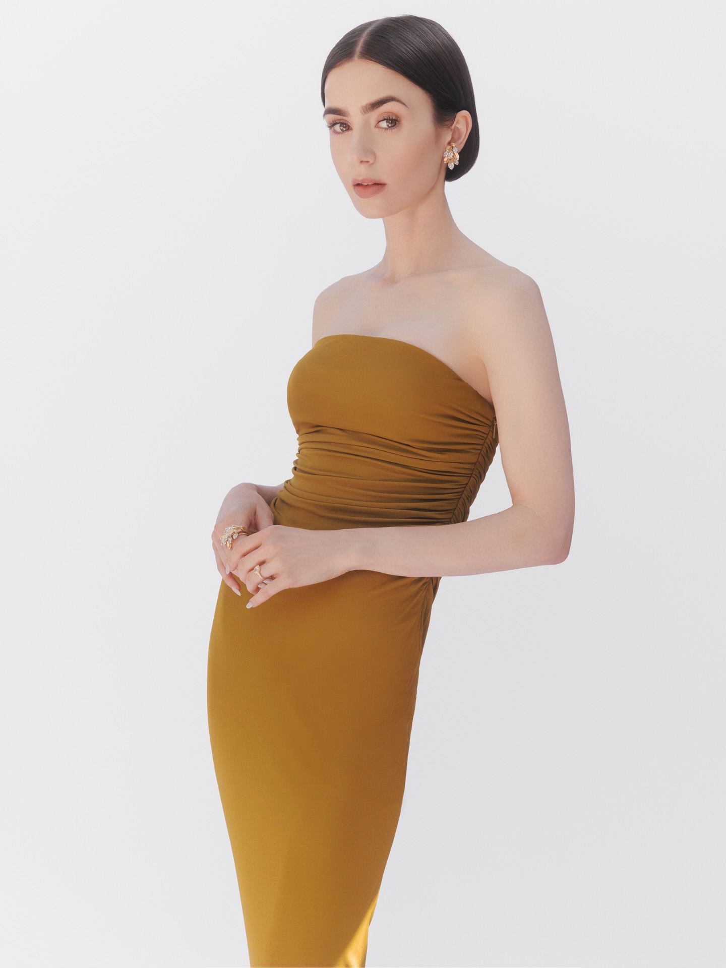 ليلي كولينز بمجوهرات كارتييه (إنستغرام)