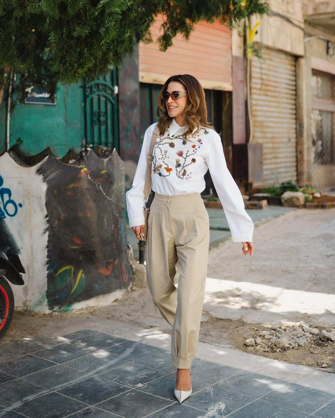 الملكة رانيا بإطلالة عملية عصرية في اجتماع عمل بعمان (انستغرام)