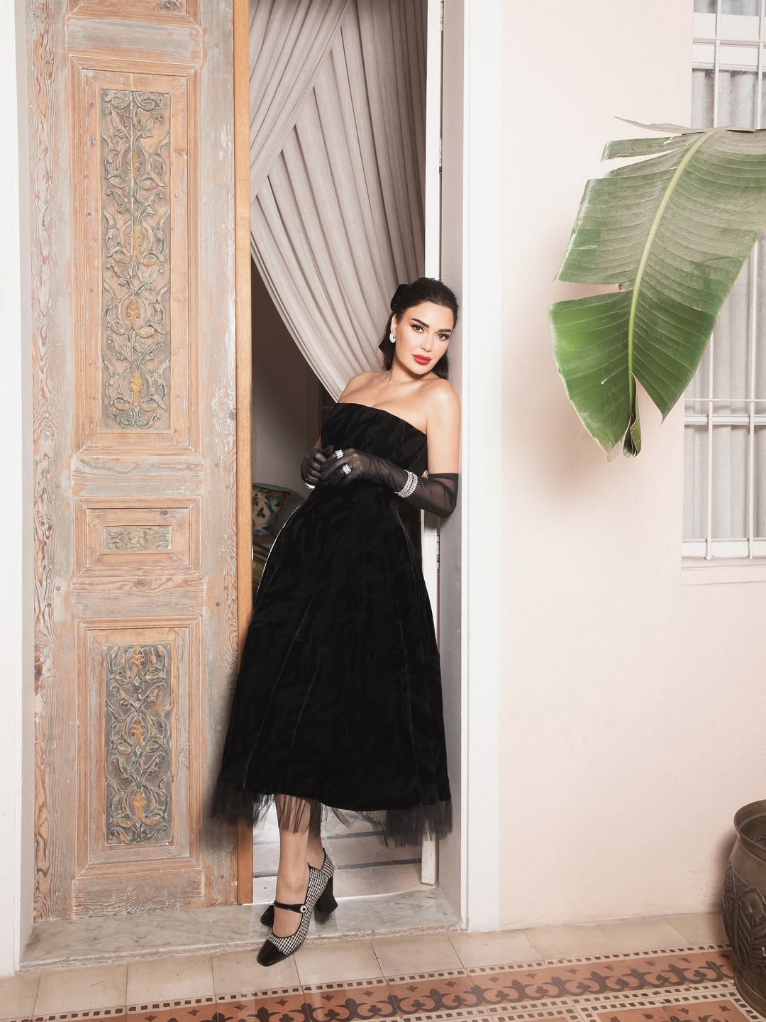 سيرين عبد النور بفستان أسود لإطلالة هوليوودية (انستغرام)