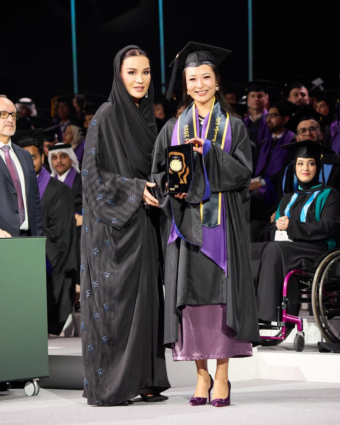 الشيخة موزة تتألّق بالأسود في لقائها بالفائزين بجائزة مؤسسة قطر للتفوّق (انستغرام)