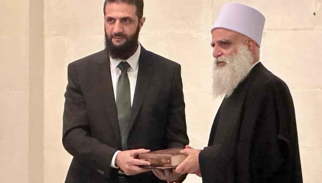 شيخ العقل يسلّم الشرع رسالة خلال اللقاء في قصر الشعب
