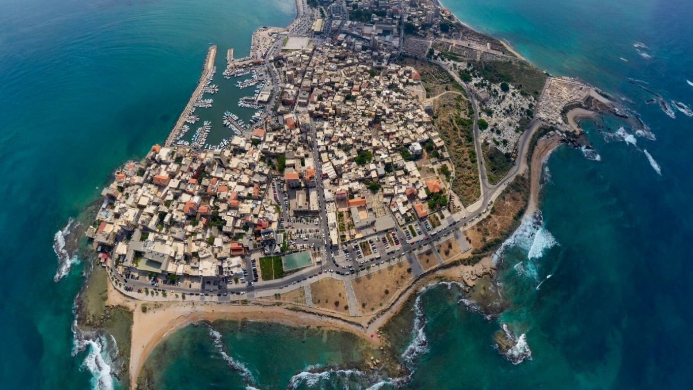 صورة جوية لمدينة صور وساحلها.