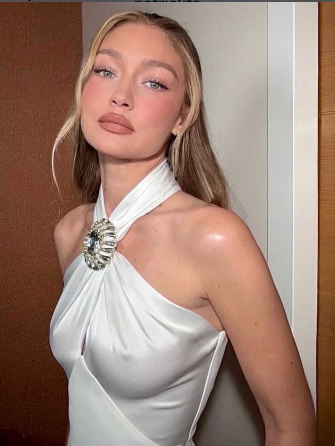 جيجي حديد بمكياج طبيعي مشرق (إنستغرام)