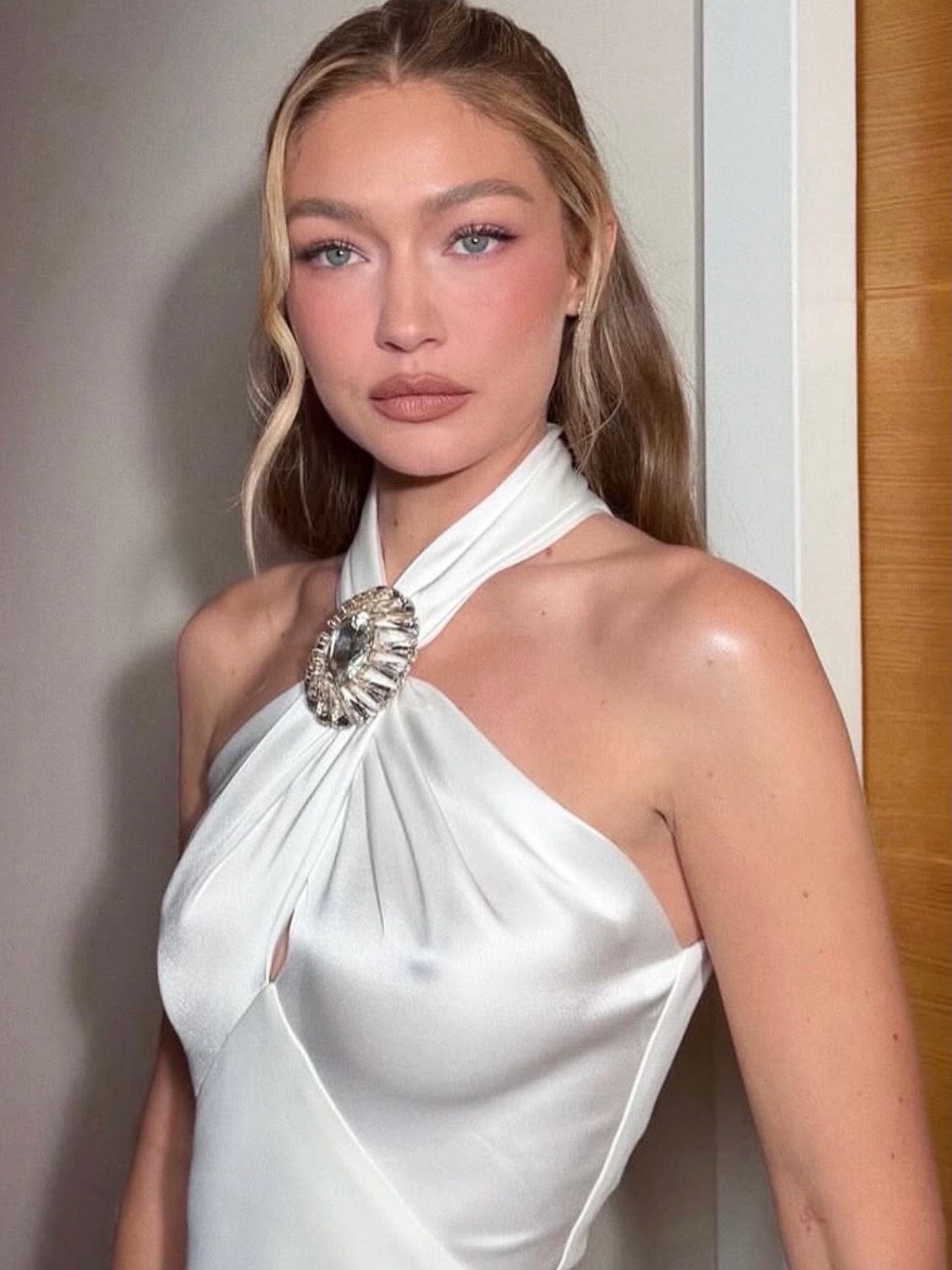 جيجي حديد بأناقتها المينيماليّة (إنستغرام)