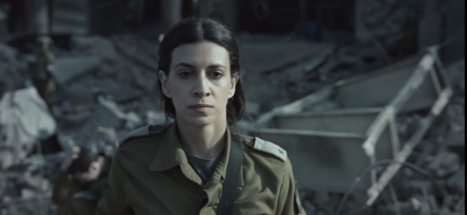 شخصية المتحدثة باسم الجيش الإسرائيلي إيلا واوية في المسلسل. (مواقع التواصل)