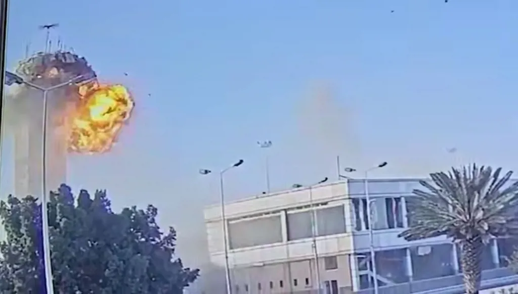 بالفيديو - لحظة نجاة مدير منظمة الصحة العالمية من  القصف الإسرائيلي لمطار صنعاء
