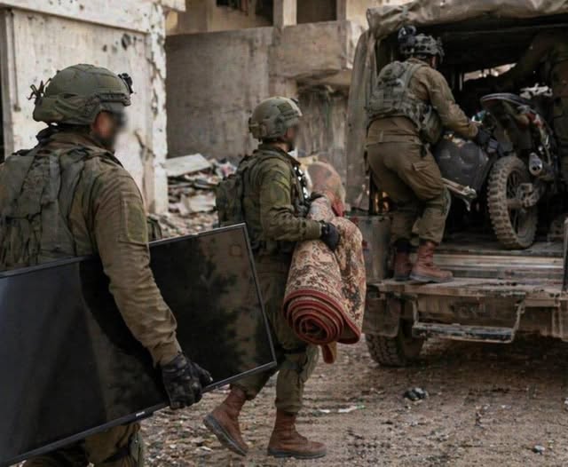 لقطة من فيديو نشرته هآرتس، يُظهر جنوداً إسرائيليين خلال استيلائهم على مقتنيات منزلية في جنوب لبنان.