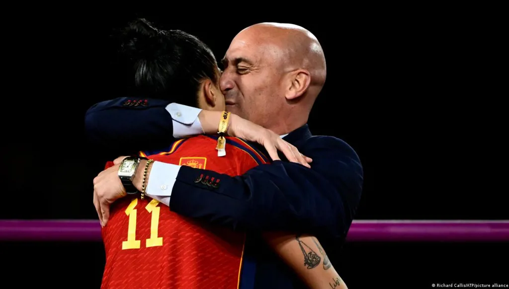 لويس روبياليس يزعم أنه ضحية "مؤامرة من اليسار المتطرف"