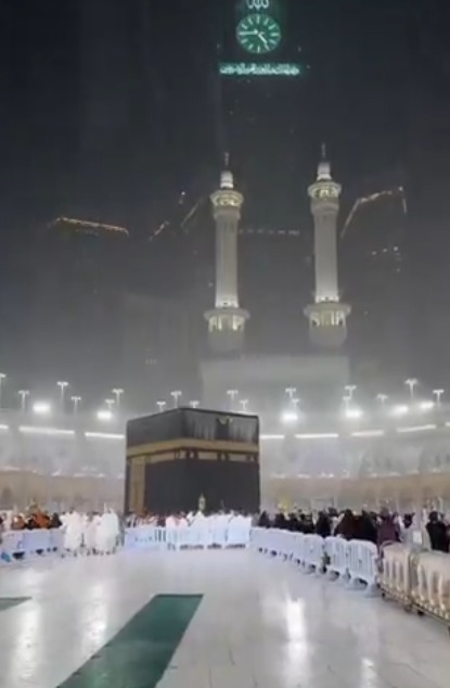 أمطار غزيرة وبرق يضيء سماء الحرم المكي (إكس)