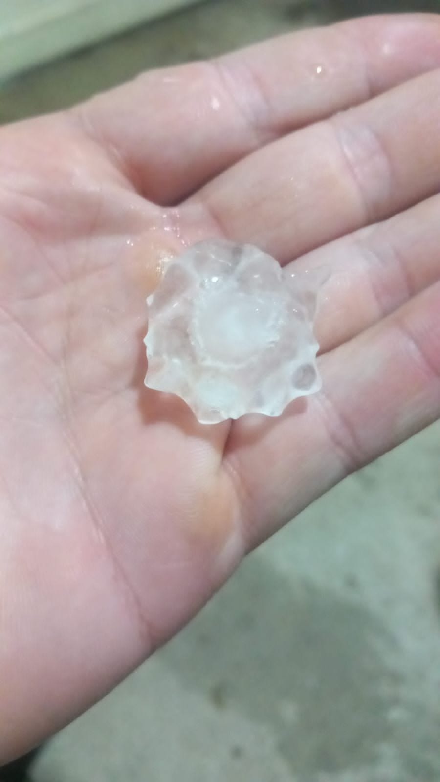 حبات برد عملاقة