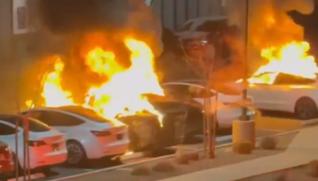 بالفيديو - إحراق عدد من سيارات تسلا في داخل معرض وإطلاق النار عليها