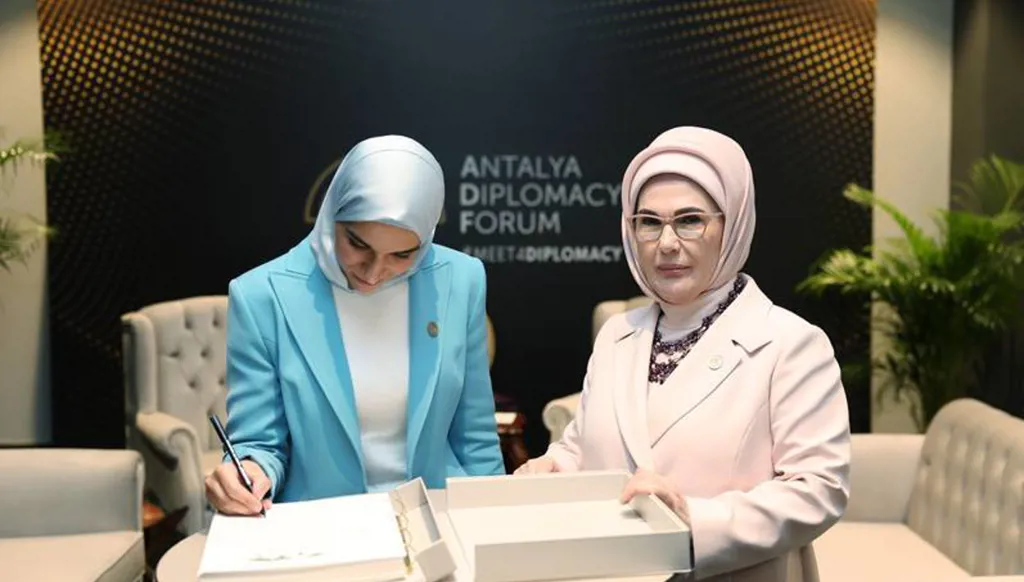 لقاء آخر يجمع أمينة أردوغان ولطيفة الدروبي... إعجاب وتوقيع (صور)
