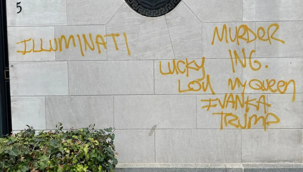 كتابات غامضة باللون الأصفر على العديد من المباني في نيويورك... "الله يرسل تحيّاته" (صور)