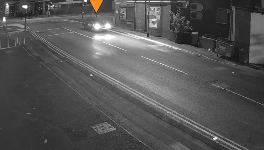 لقطات كاميرا مراقبة توثق معاناة امرأة أثناء مطاردة واعتداء على يد سائق سيارة أجرة (صور - فيديو)