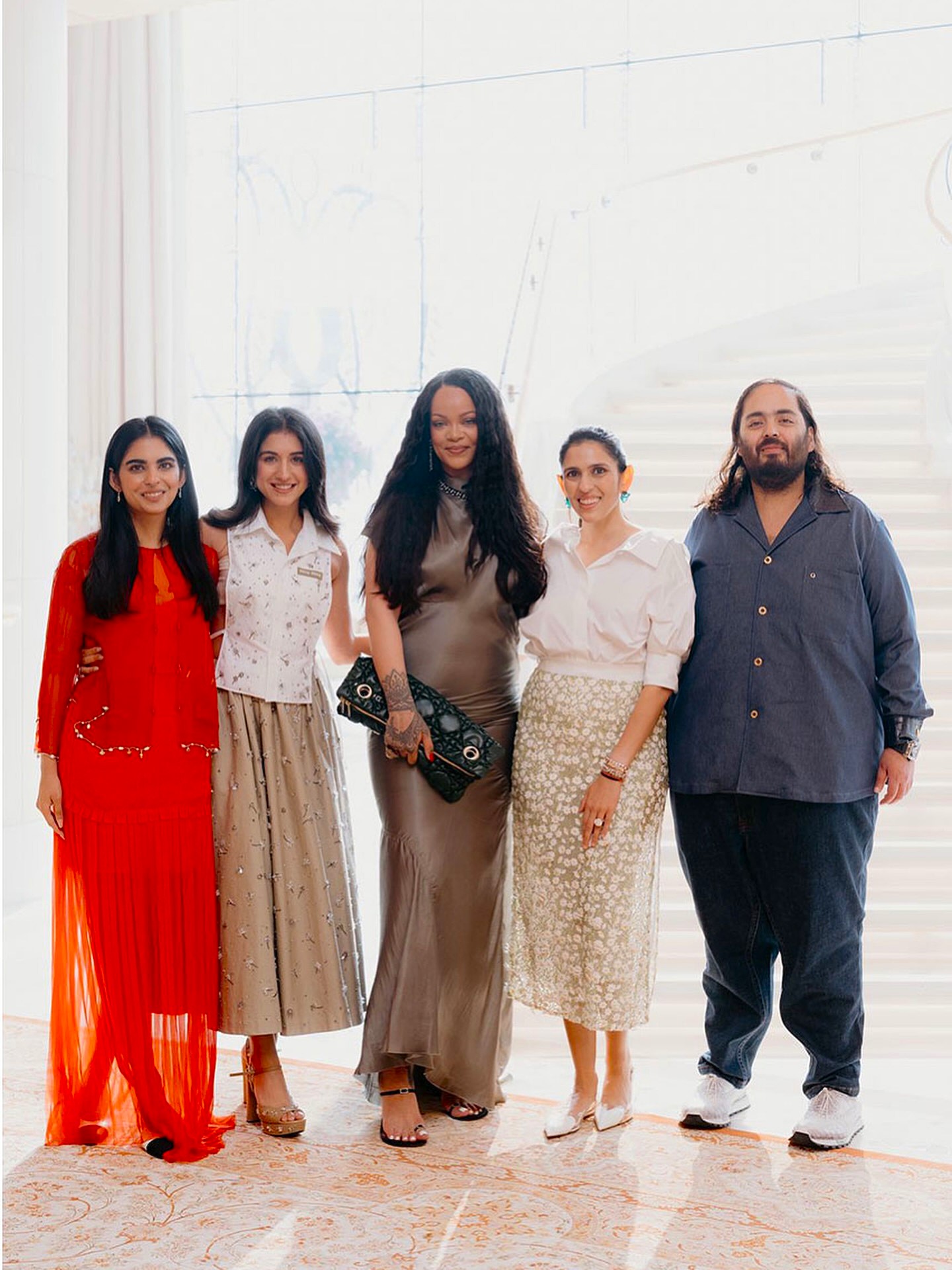 أنانت أمباني مع أفراد عائلته تتوسطهم ريهانا (إنستغرام)