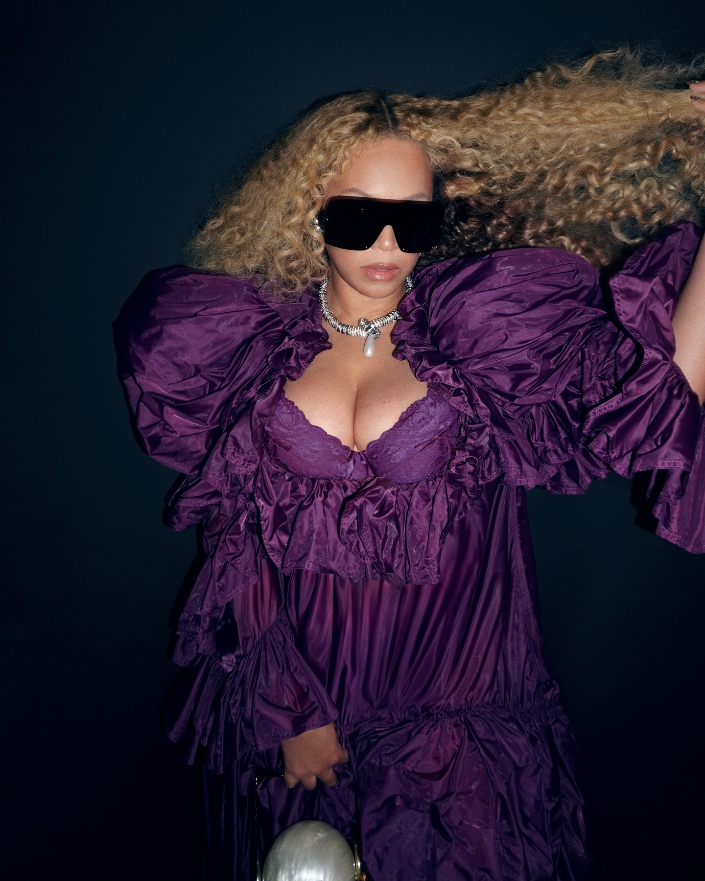 بيونسيه بتسريحة الشعر الكيرلي (إنستغرام)