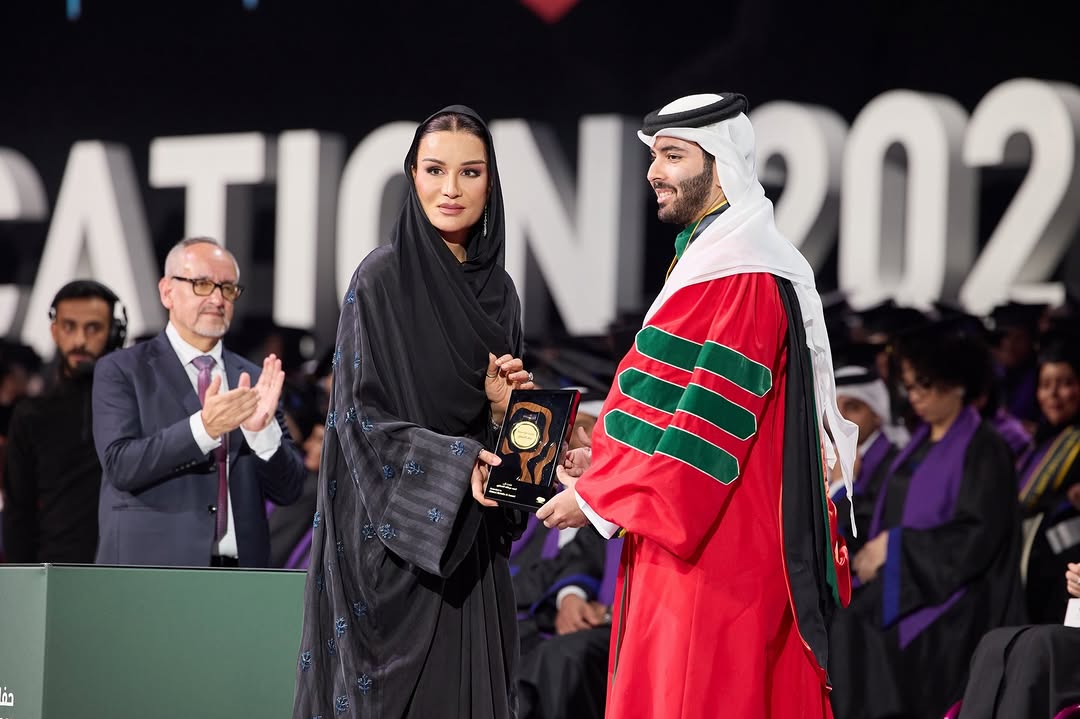 الشيخة موزة تتألّق بالأسود في لقائها بالفائزين بجائزة مؤسسة قطر للتفوّق (انستغرام)