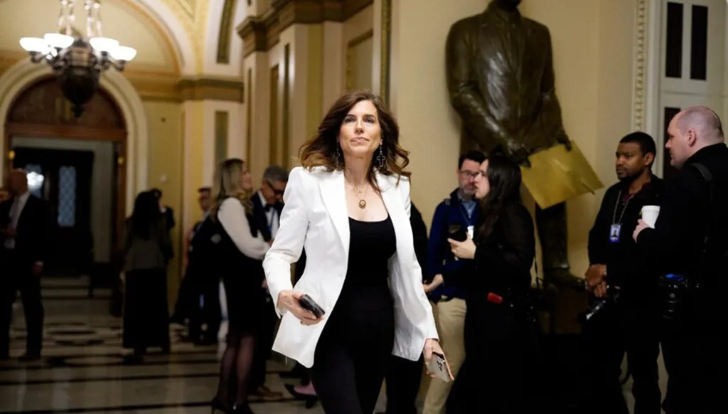 نائبة تعرض صورها عارية في داخل الكونغرس: جرى تصويري عبر كاميرا خفية