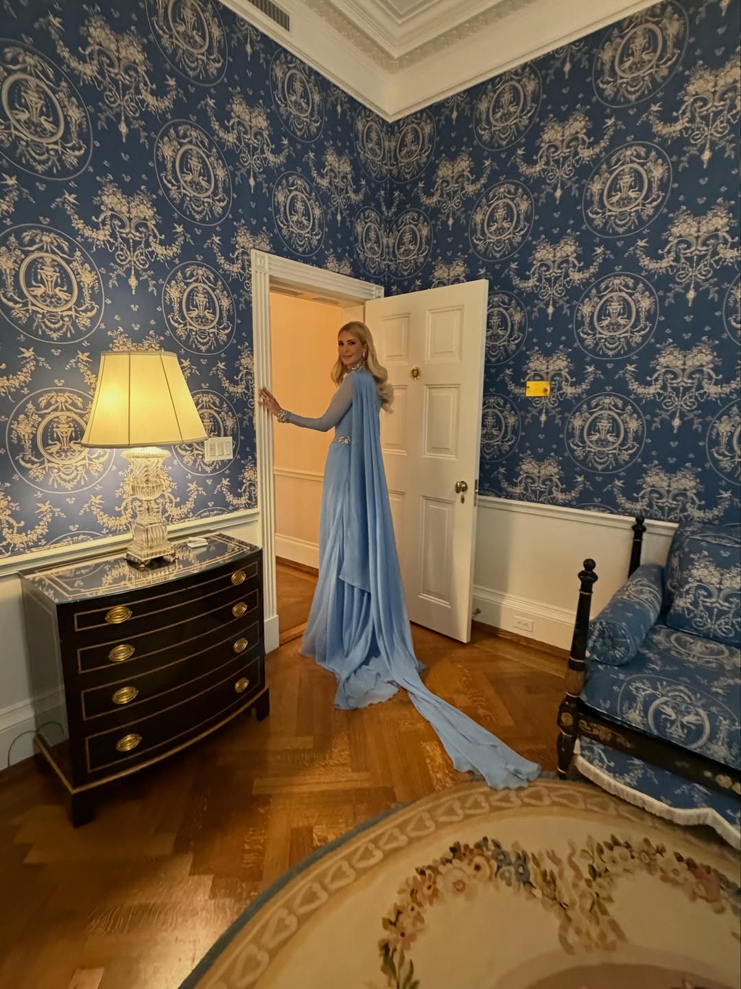 إيفانكار ترامب بفستان ريم عكرا الكلاسيكي في العشاء التكريمي للملك تشارلز (انستغرام)