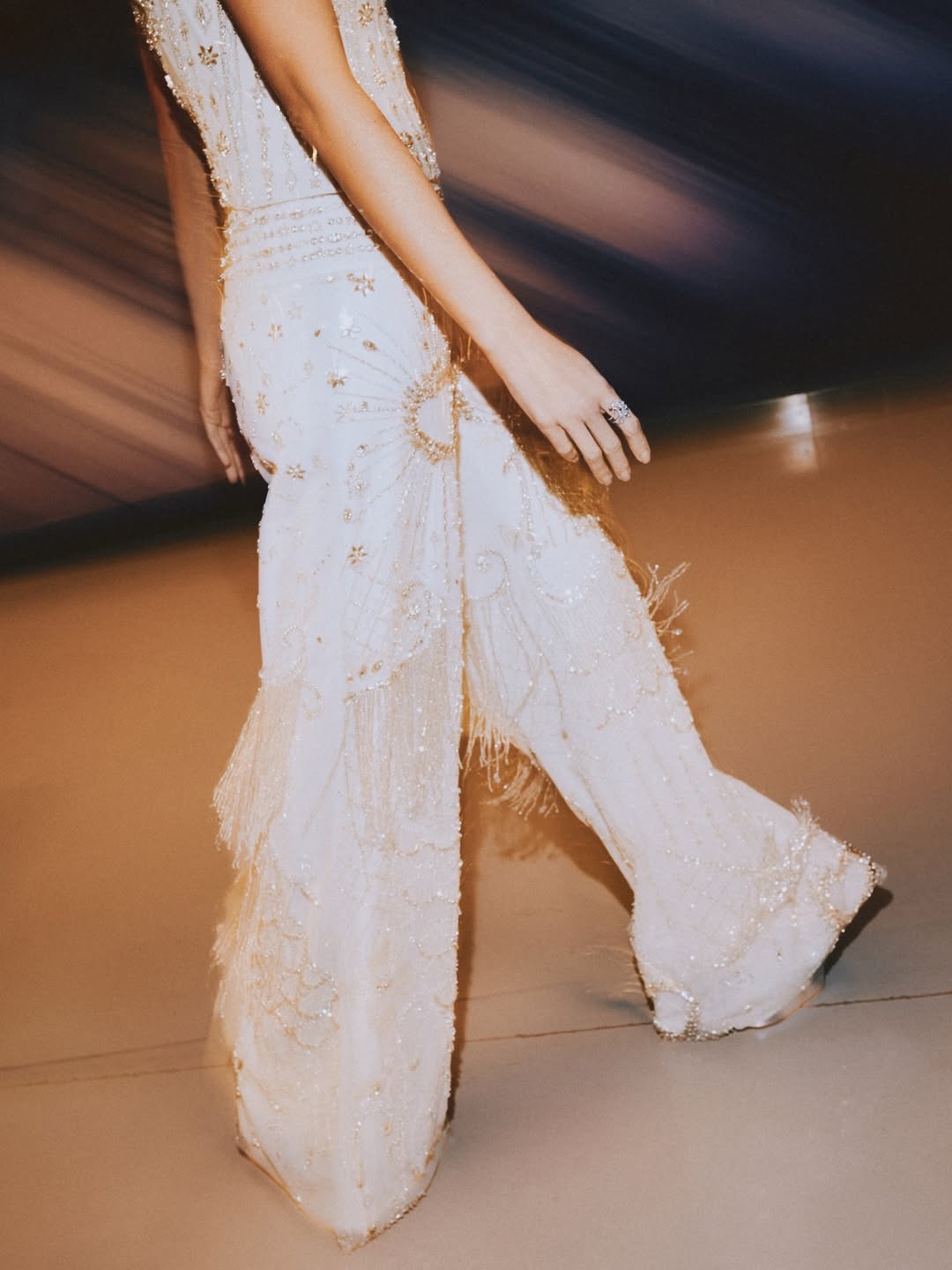 صورة تُظهر تفاصيل تطريزات تصميم ألين صبّاغ (تصوير إلياس أكبر)