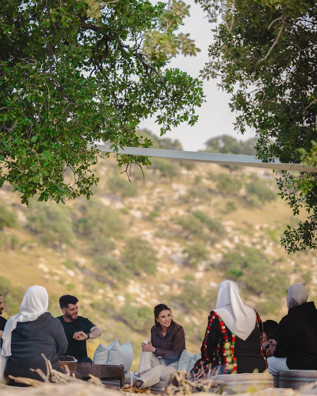 الملكة رانيا بإطلالة كاجوال أنيقة في إربد (انستغرام)