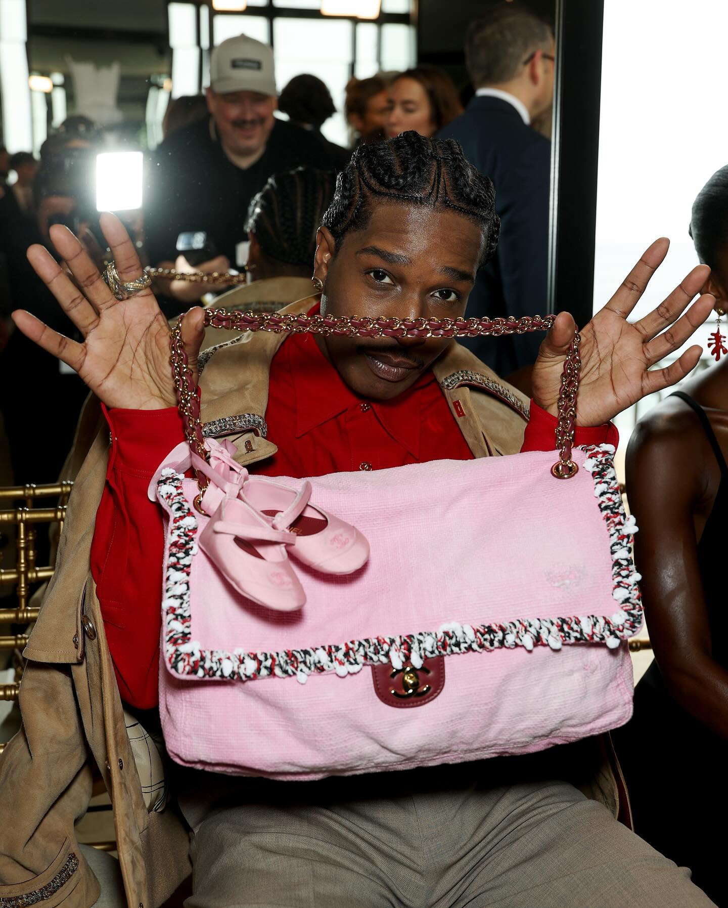 آيساب روكي يتفاخر بحقيبته المخصّصة (إنستغرام)