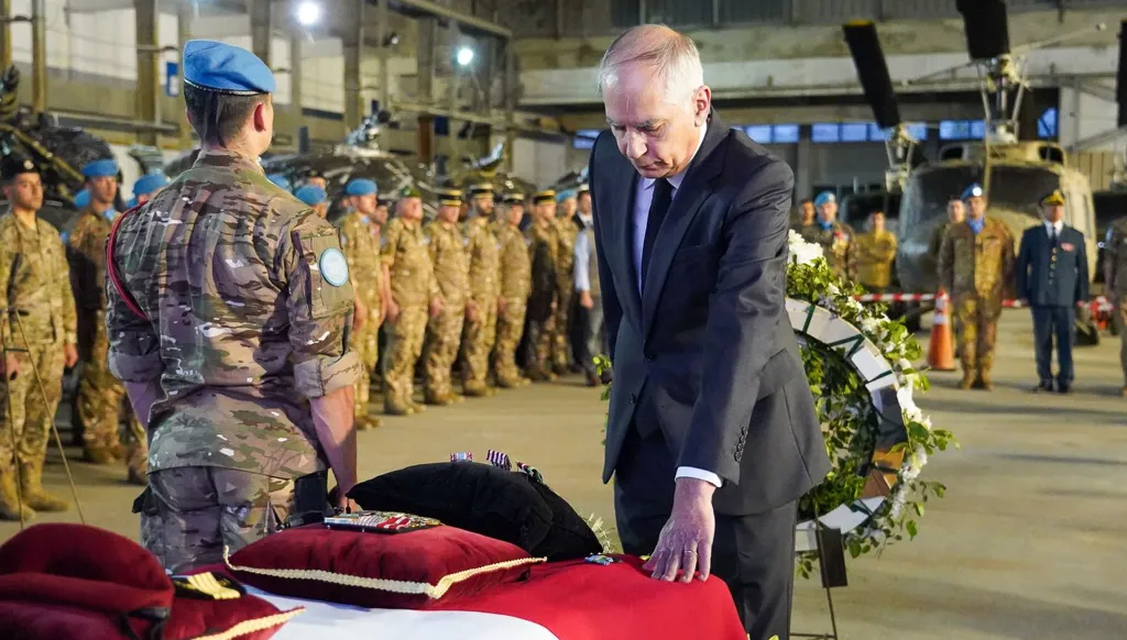 مراسم وداع الجندي الفرنسي الذي قتل في جنوب لبنان.