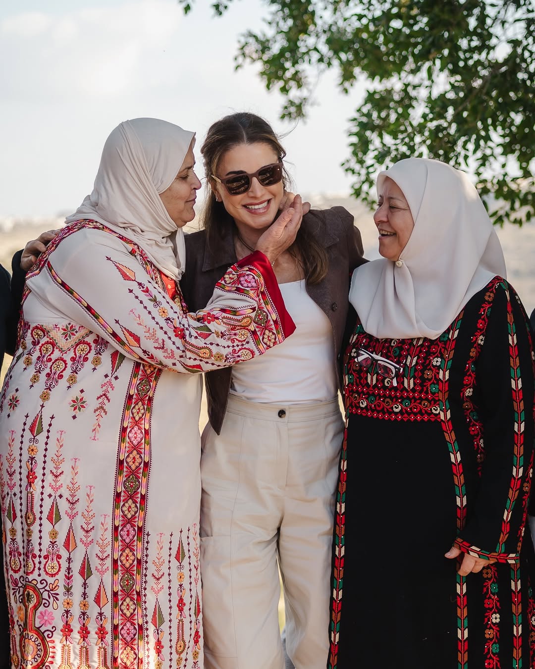 الملكة رانيا بإطلالة كاجوال أنيقة في إربد (انستغرام)