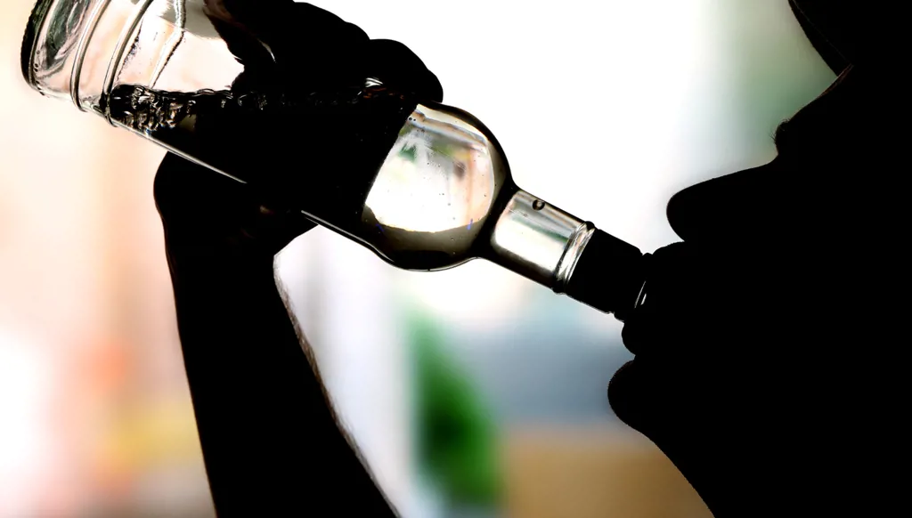 بعد حالات تسمم مميتة… القبض على 67 متهماً بصناعة خمور فاسدة