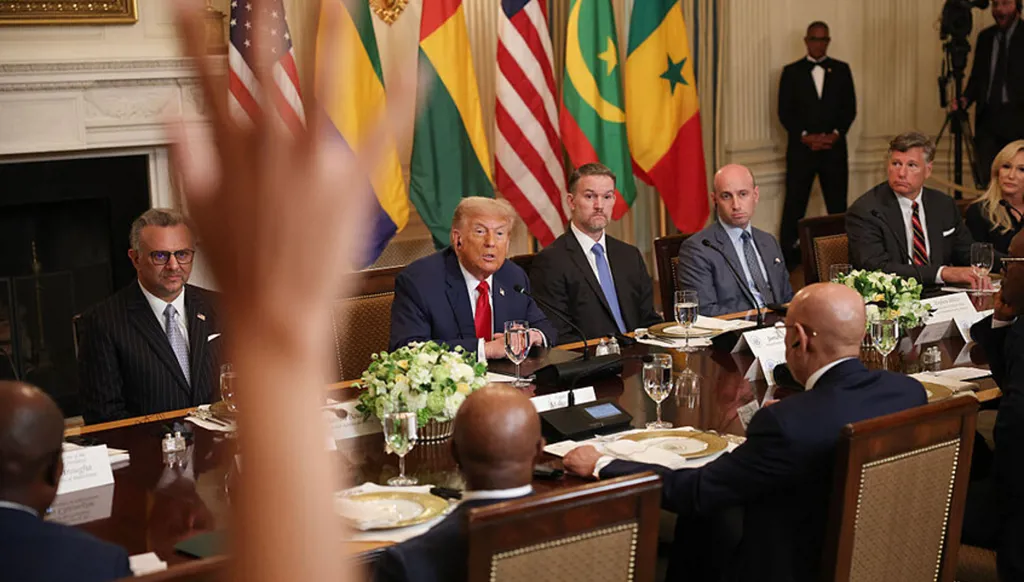 ترامب يسأل رئيس دولة: "أين تعلمت التحدث بالإنكليزية بهذه الفصاحة؟" (فيديو)