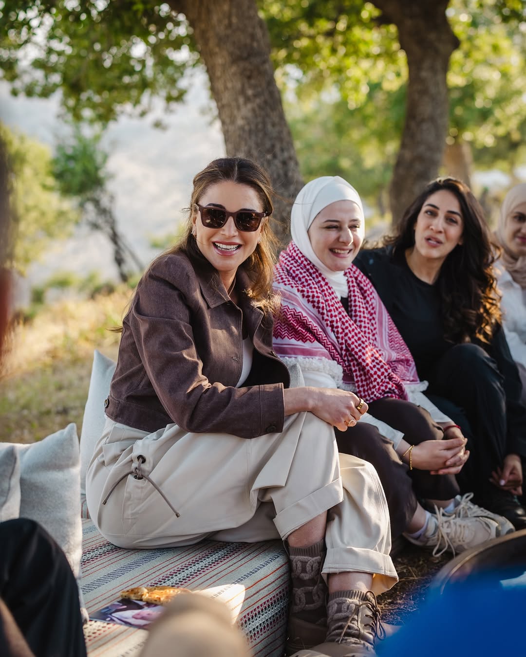 الملكة رانيا بإطلالة كاجوال أنيقة في إربد (انستغرام)