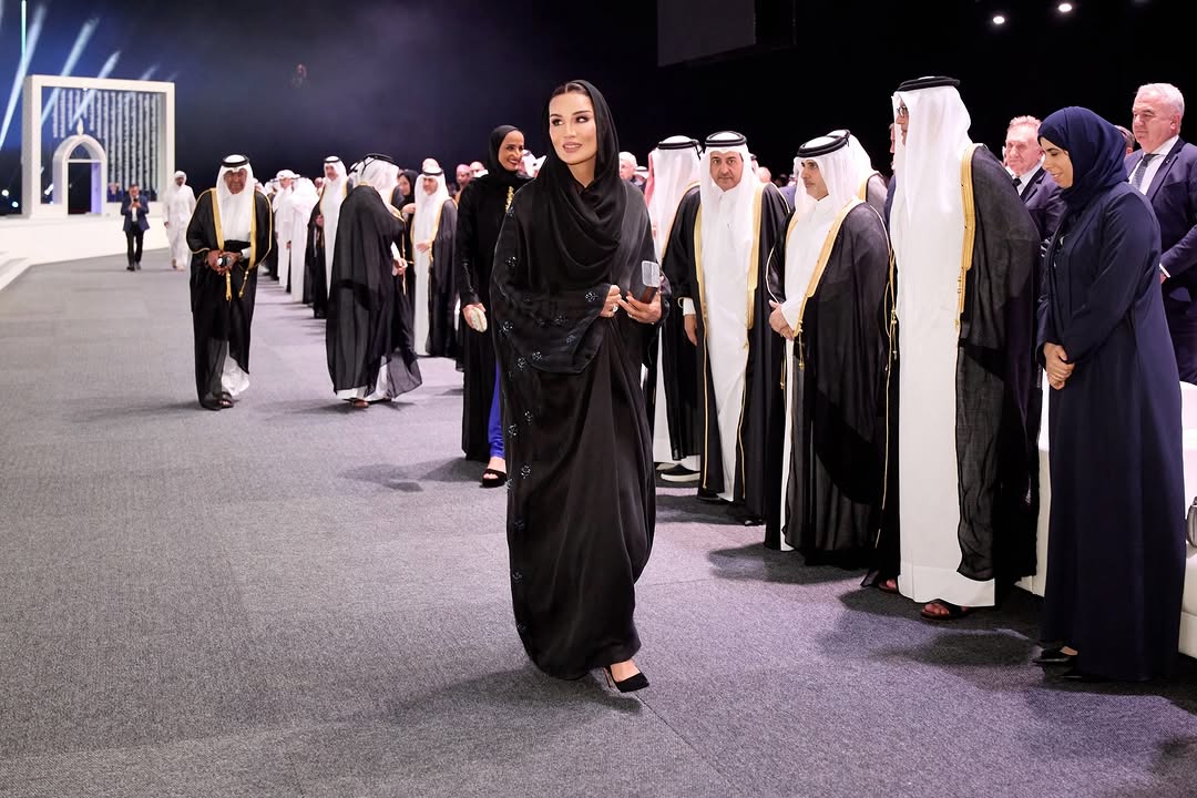 الشيخة موزة تتألّق بالأسود في لقائها بالفائزين بجائزة مؤسسة قطر للتفوّق (انستغرام)