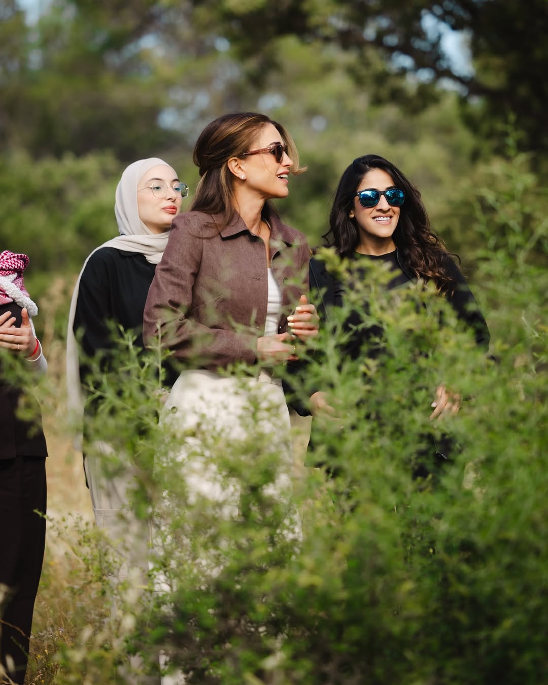 الملكة رانيا بإطلالة كاجوال أنيقة في إربد (انستغرام)