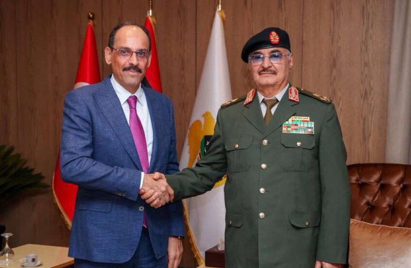 حفتر مصافحاً رئيس الاستخبارات التركية إبراهيم كالين.