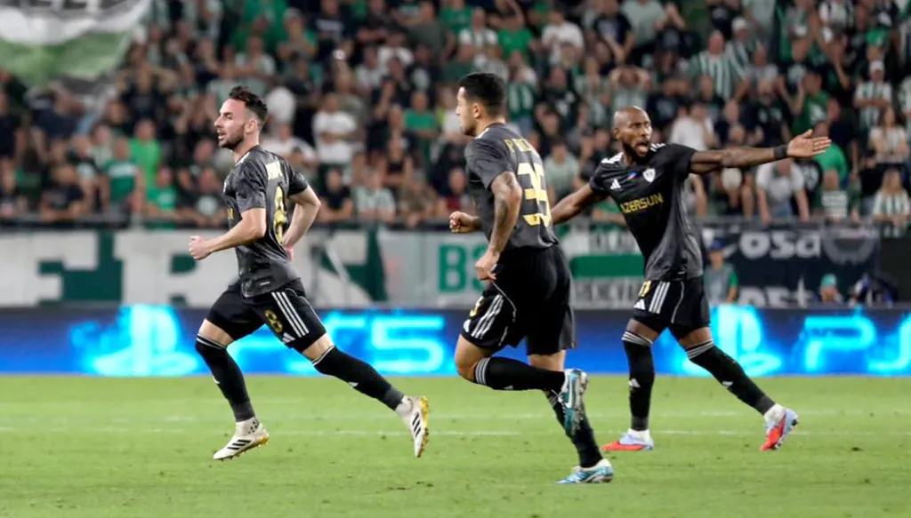 غرائب كرة القدم... لاعب يُلغى طرده بعد أن أهدى قميصه للجماهير (فيديو)