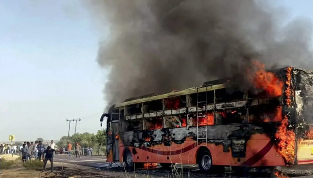 بالفيديو- بينهم أطفال ونساء... حريق حافلة ركّاب يودي بحياة 20 شخصاً في الهند