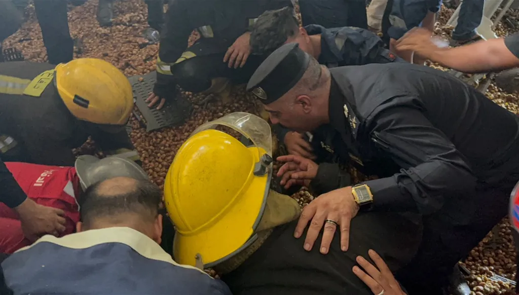 في العراق... إنقاذ 4 عُمال طَمرتهم أطنان من التمور (فيديو وصور)