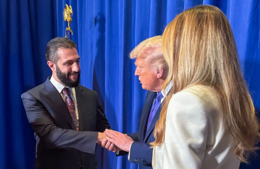 ترامب مصافحاً الشرع خلال تواجده في نيويورك في تشرين الأول الماضي. (سانا)