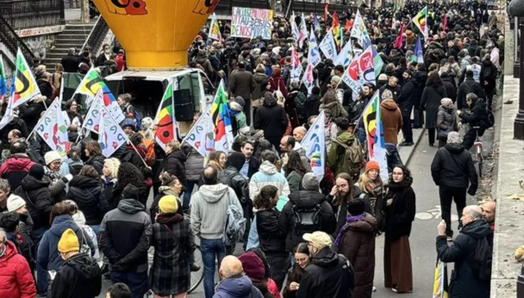 في باريس.. 17 ألف متظاهر احتجاجاً على مشروع الموازنة! (صور)
