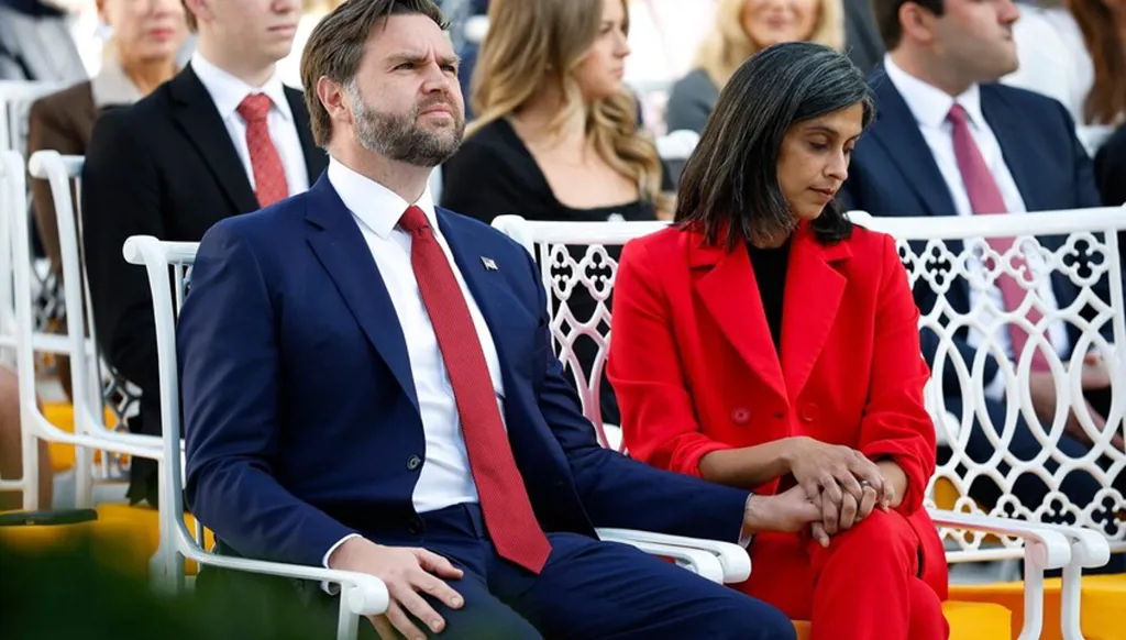 بالصور - خاتم زوجة جي دي فانس يثير موجة من التكهنات على مواقع التواصل