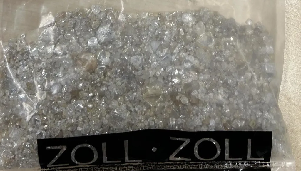 مصادرة أكثر من 11 ألف ماسة من أحد المسافرين في مطار فرانكفورت