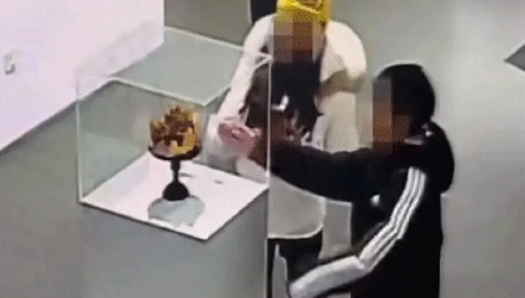 تصرّف عفوي لطفل يُسقط تاجاً ذهبياً فاخراً في متحف ببكين